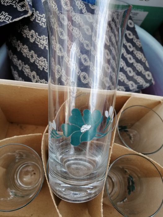 Голяма порцеланова купа. Чинии. Стъклени чаши.