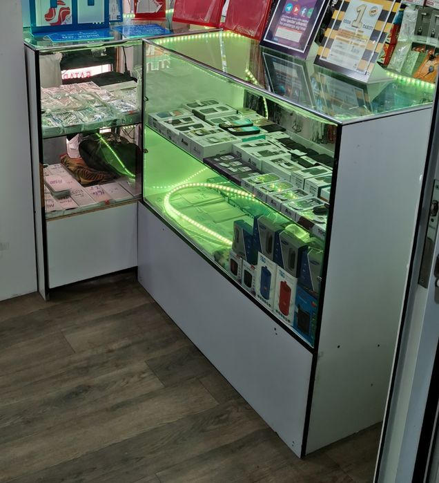 Mebel Vitrina sotiladi