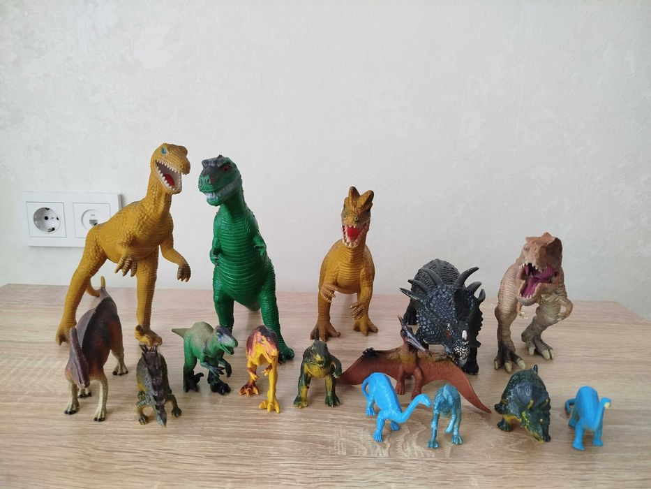 Фигурки динозавров