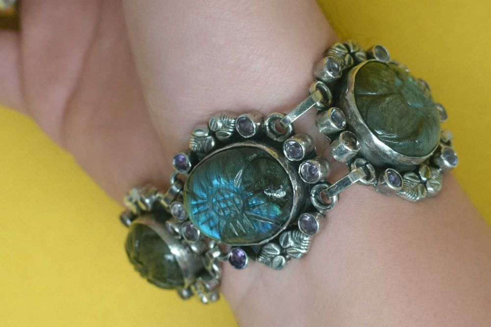 Brățară statement din argint (testată) cu labradorit sculptat & ametiste