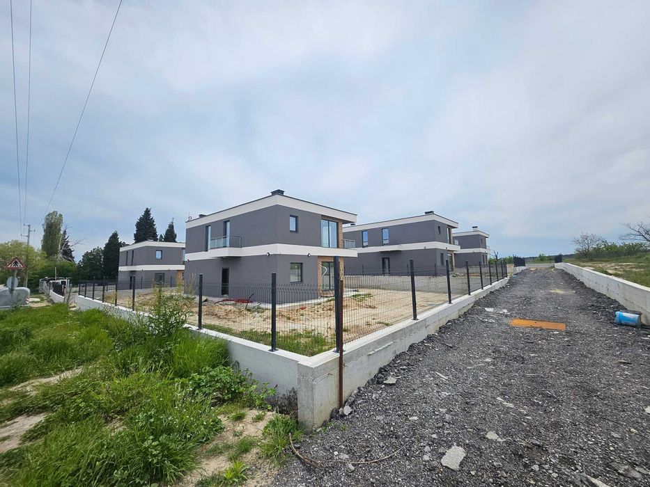 Продава се Къща в с. Звездица, Област Варна - 216 кв.м за 815 €/кв.м - Снимка #1