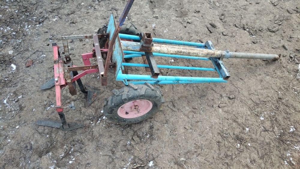 Remorcă basculabilă plus cărucior cu greblă și preșitoare pentru motoc