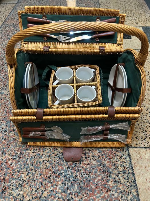 Корзинка с набором посуды