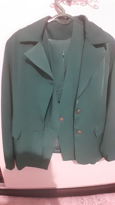 Troyka sotiladi yubka kastum va jaket