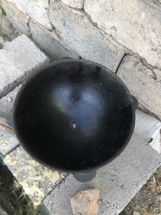 Продаю Чугунный  казан с пробитым дном на глаз 8 л