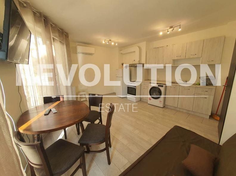 Тристаен апартамент в района на Център!