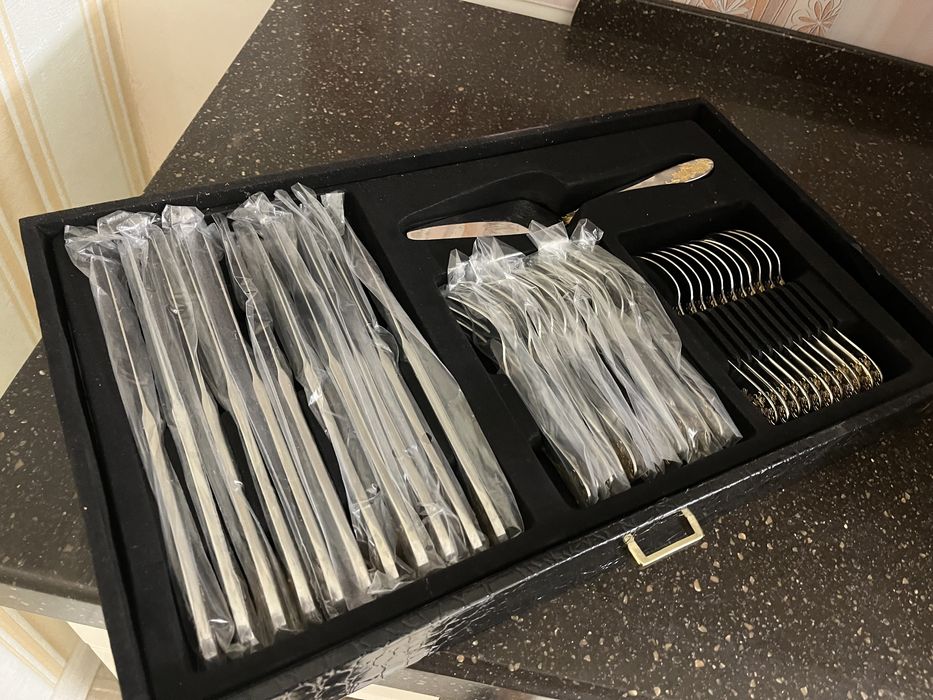 Набор столовых приборов, ложки, вилки, ножи