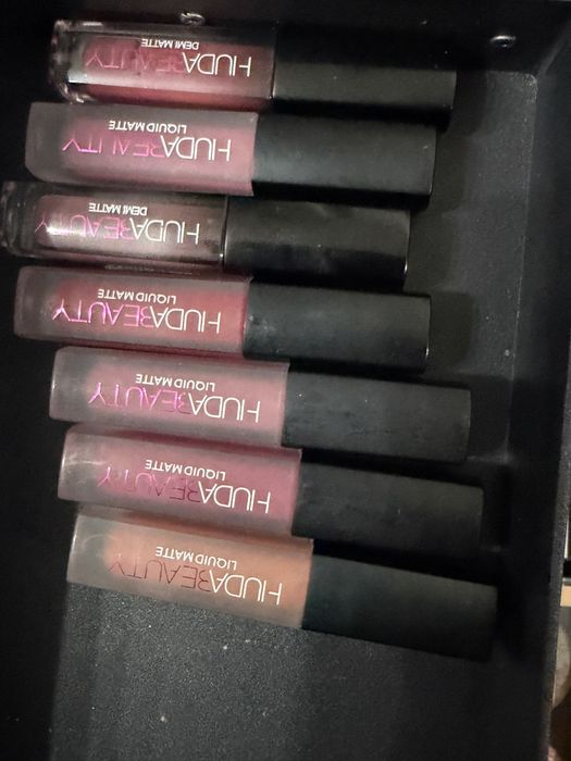 Гримове на huda ( сенки,контур,матови гланцове)