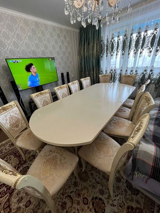 Стол и 12 стулья