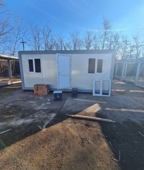 Case din panouri senwici și structura metalica