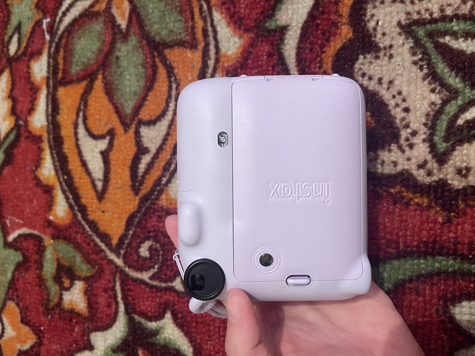 Продам фотоаппарат instax mini