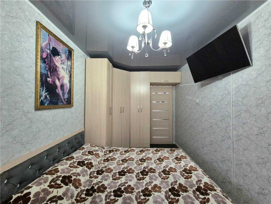 Продам 2-комн квартиру, на 4 мкр на 5/5 эт .