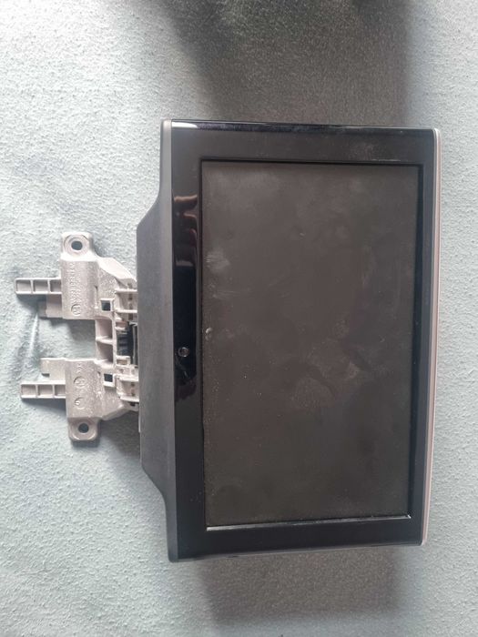 Монитори за задни облегалки на ауди А8 + хедъп дисплей