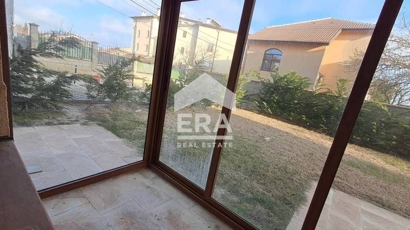 Двустаен обзаведен апартамент за продажба, със собствен двор/веранда,