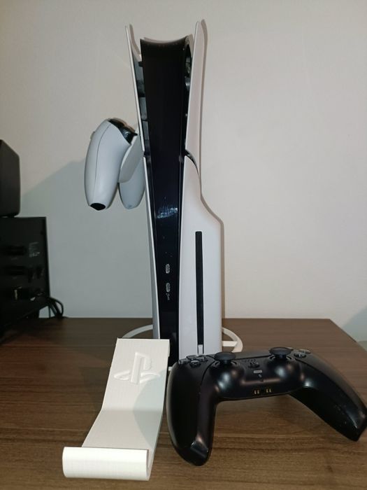 Suport vertical PS5 cu 2 suporturi pentru controllere