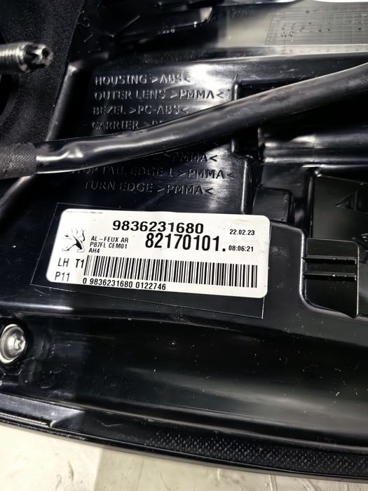 Ляв външен стоп Peugeot 5008 /Пежо 5008 2023г - LED