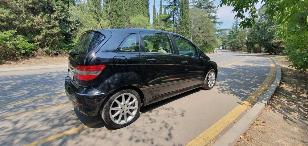 Лек автомобил Mercedes B200