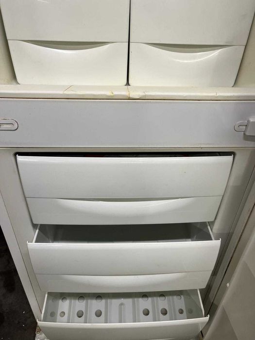 Хладилник с фризер за вграждане