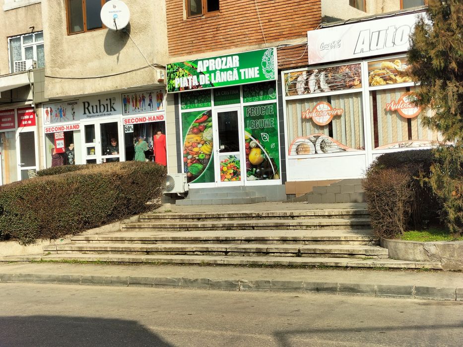 Vând spațiu comercial