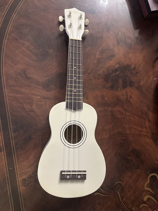 Продам гитару укулеле