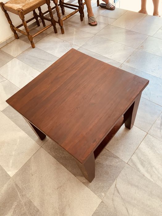 Дървена холна масичка с чекмедже