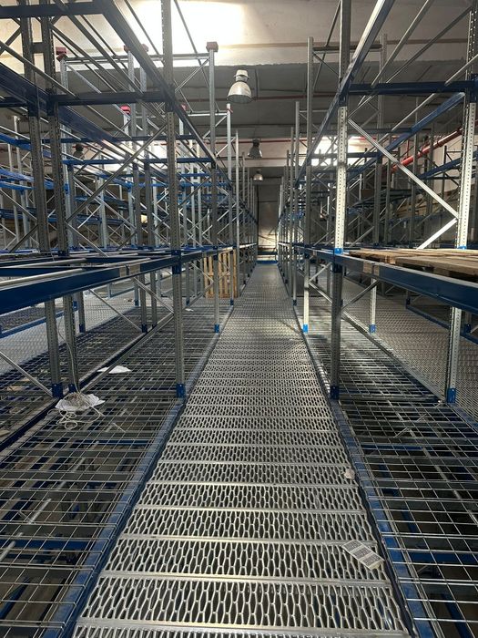 Vând platforma mezanin pe structură de raft la super preț