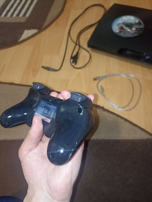 Vând ps3 slim, cu o manetă, și cu un joc