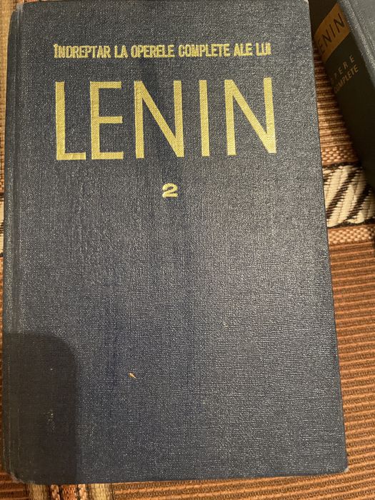 Trei volume din seria “Lenin”