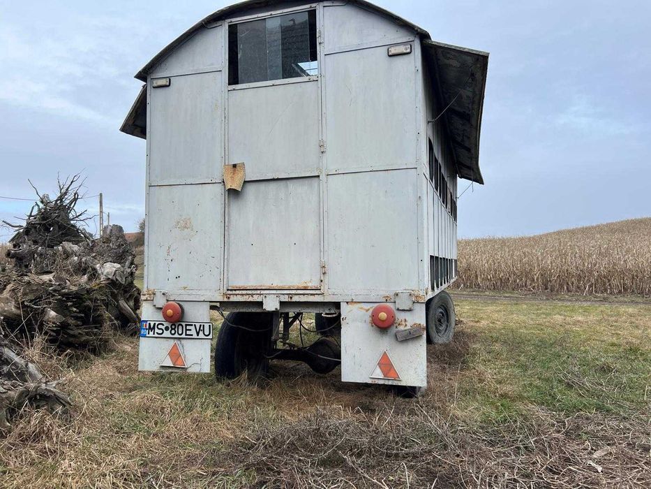 Pavilion apicol, stupi (cutii), centrifugă