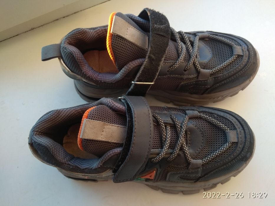 Продам кросовки весенние