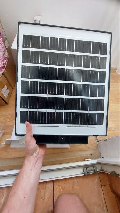 Camera supraveghere 4G cu panou solar /  sau cu lampa solara