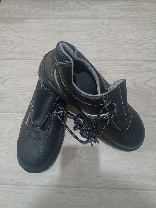 Специальные ботинки железный носок