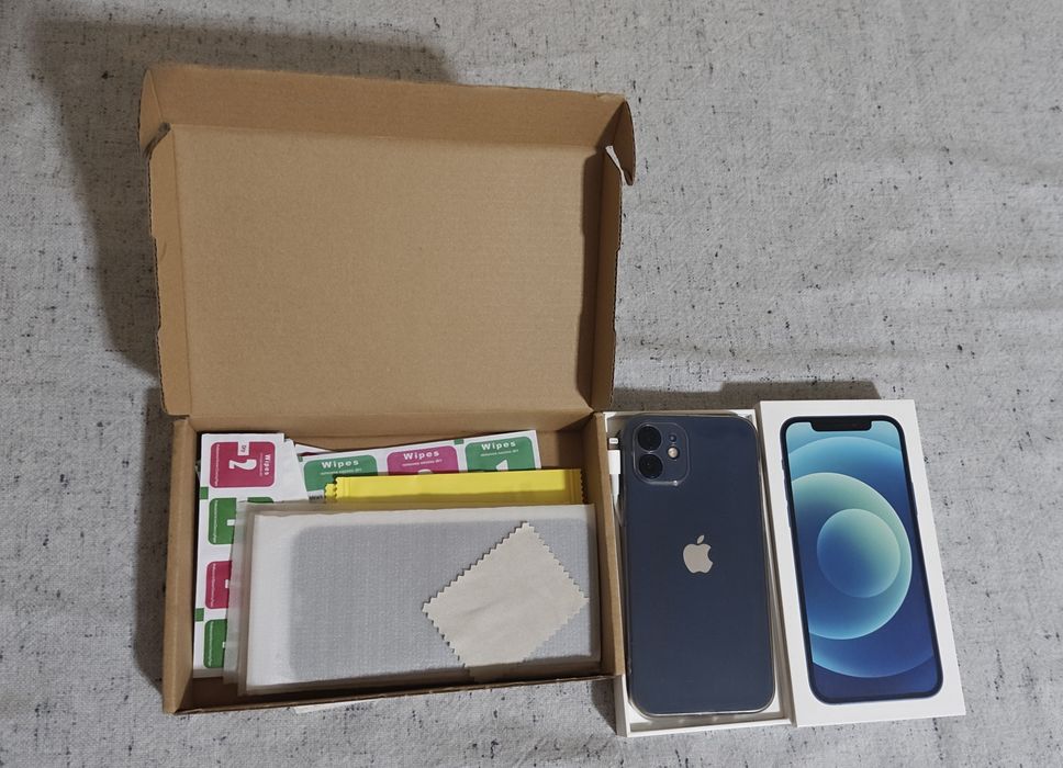 iPhone 12 (64GB) и iPhone SE 2020 (128GB) - Отлично състояние (може и поотделно)