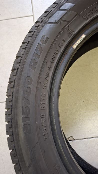 Зимна бусова гума Pirelli 215 60 17C