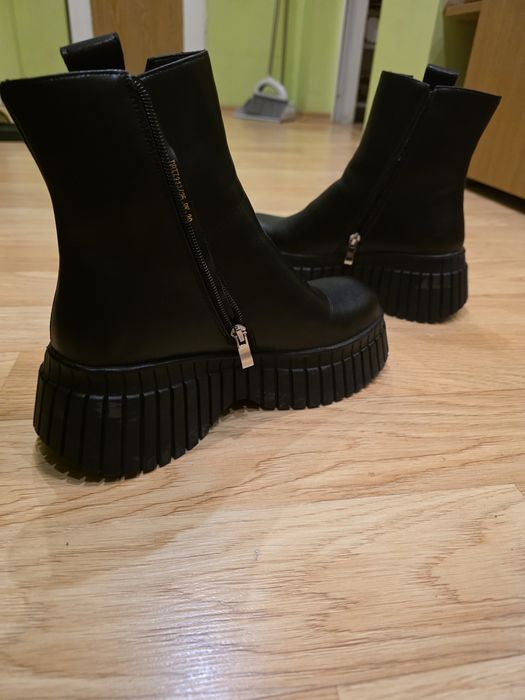 Черни боти със леко висока подметка