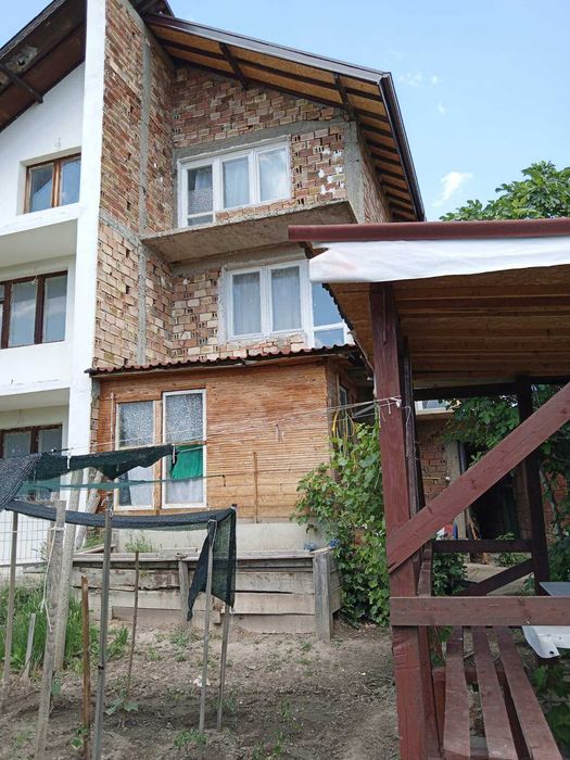 Две къщи с дворно място в с.Преславен