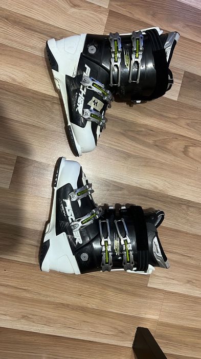 Vând clăpari de schi Fischer Cruzar 90.