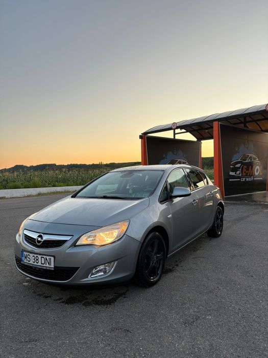 Vând Opel astra J 2010