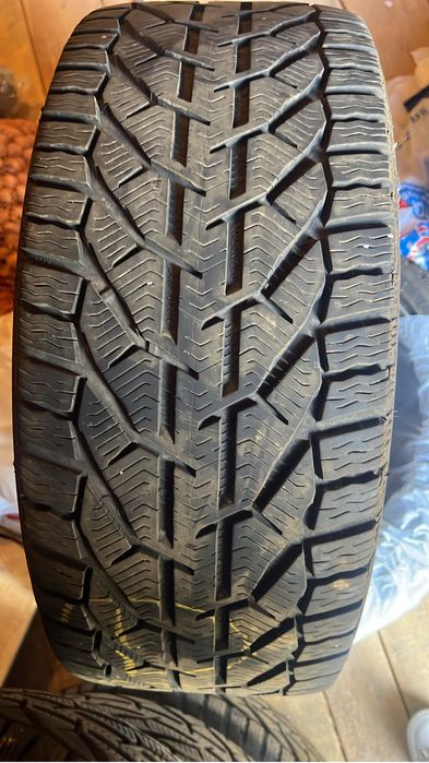 Cauciucuri + jante R18 – Set 4 bucăți• 2 × 245/40 R18 97V • 2 × 225/40 R18 92V