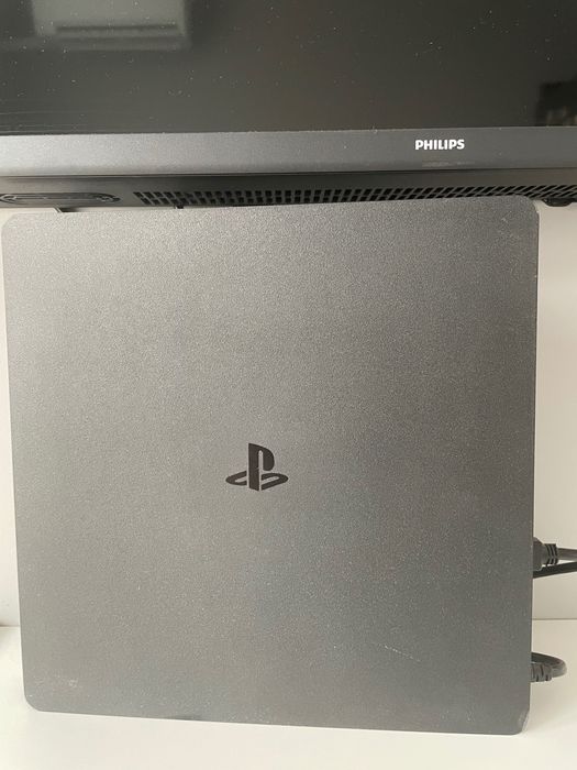 PS4+8 игри и два джойстика.