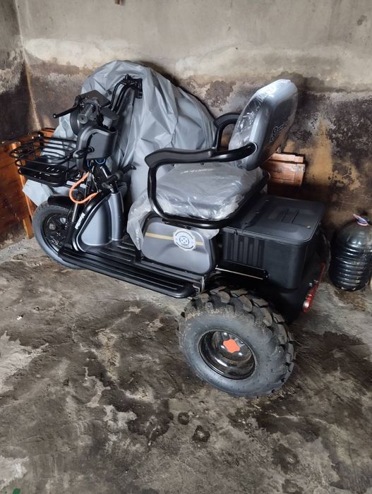 Нова триместна електрическа триколка