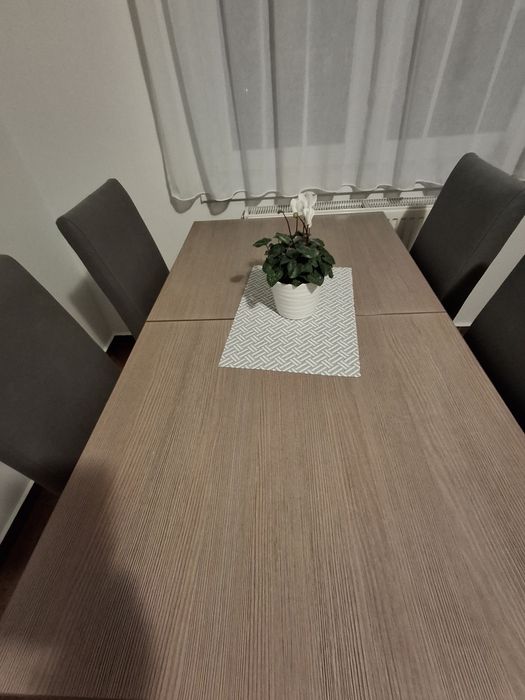 Bucatarie ,masă, plitacuptor cu microunde