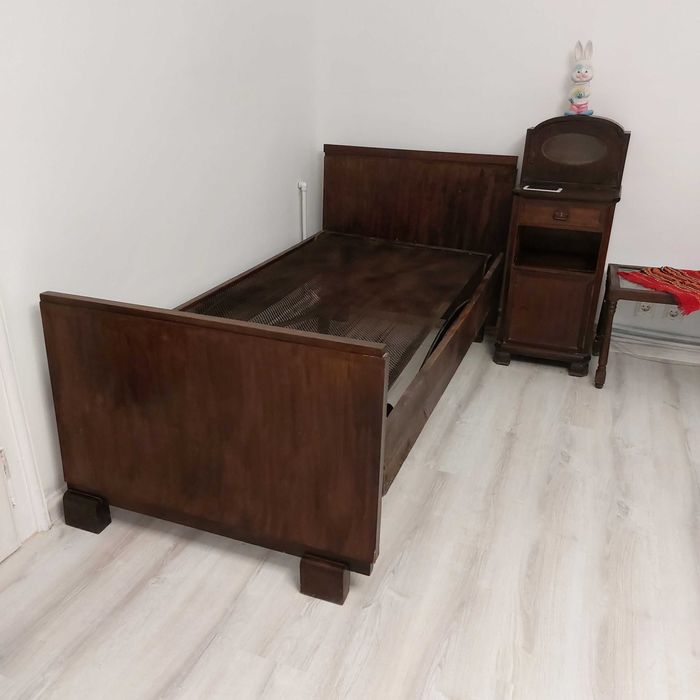 Старинни мебели от дърво ретро