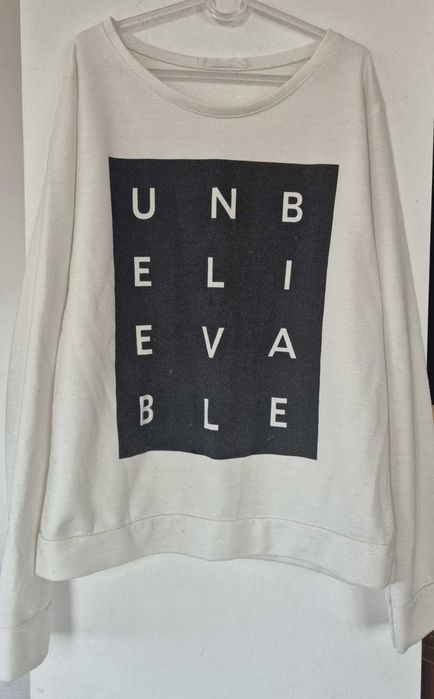 Бяла блуза с разчупен дизайн