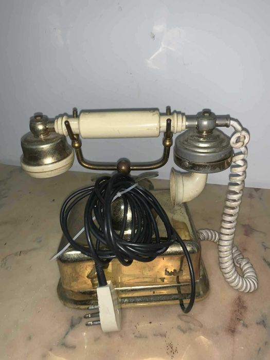 Telefon vintage in carcasa de alama functional