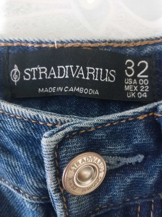 Джинсы Stradivarius                   .