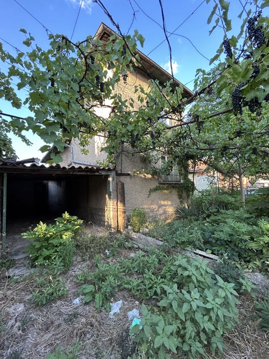 Продава се Къща в Луковит - 250 кв.м за 180 €/кв.м - Снимка #2