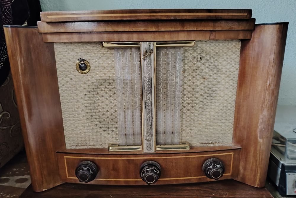 Редкая радиола "Мир".