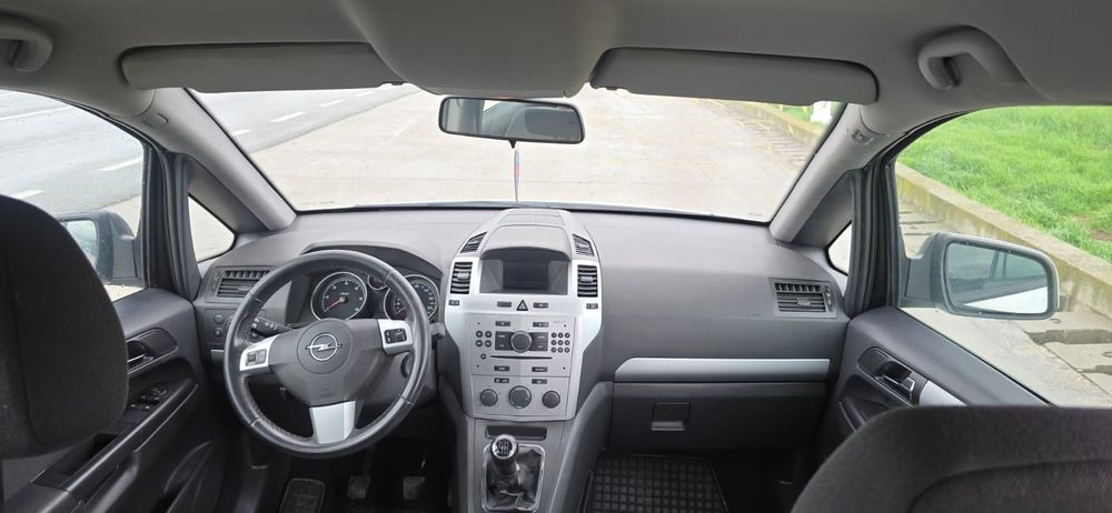 Vând Opel zafira