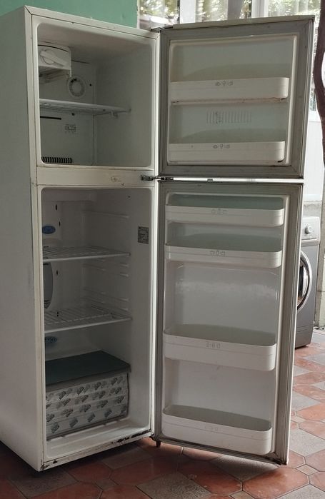 LG no frost холодильник сотилади